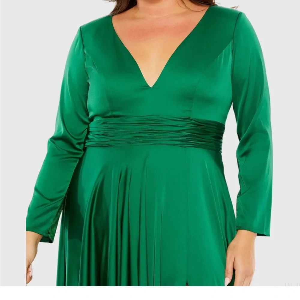Elegant Green Long Sleeve Evening Gown - Picture 5 of 17